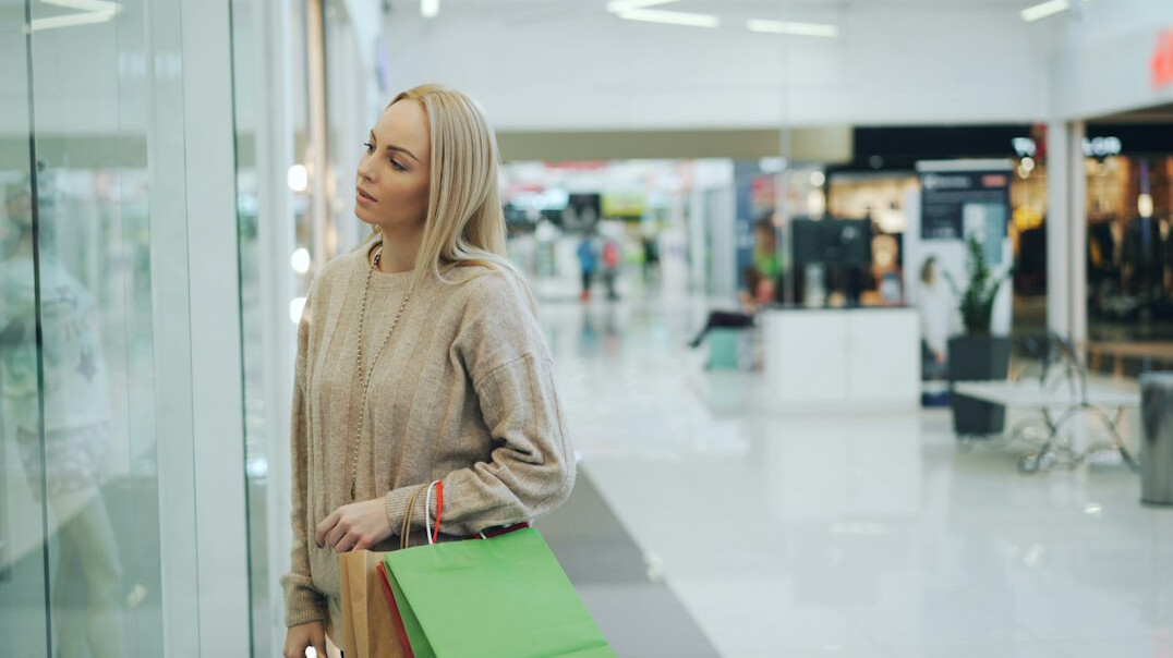 detective investigating mall theft
